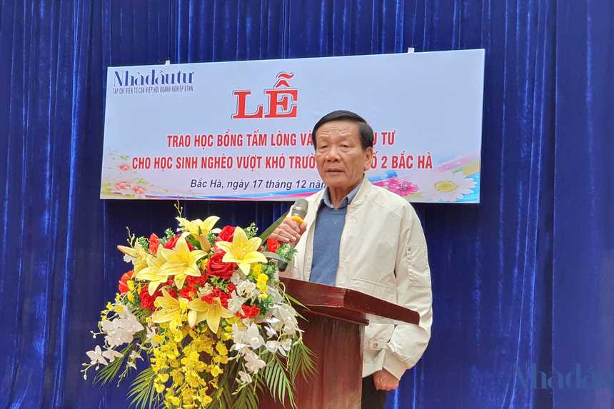 Tạp chí Nhà đầu tư trao 100 suất học bổng cho học sinh vượt khó học giỏi trường THPT số 2 Bắc Hà