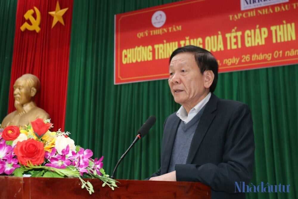 Tạp chí Nhà đầu tư trao quà Tết và học bổng 'Tấm lòng vàng nhà đầu tư' tại miền Trung