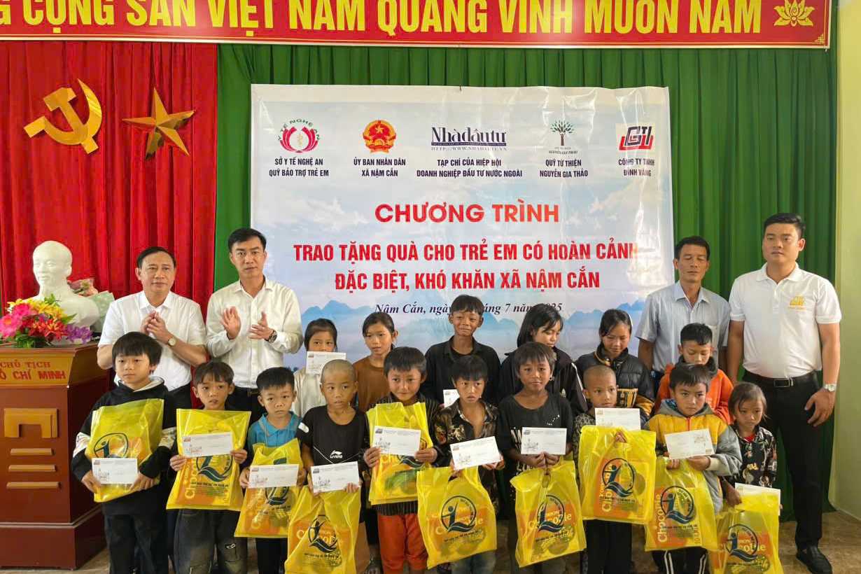 Tạp chí Nhà đầu tư cùng nhà tài trợ trao 100 suất quà cho trẻ em có hoàn cảnh đặc biệt khó khăn ở Nghệ An