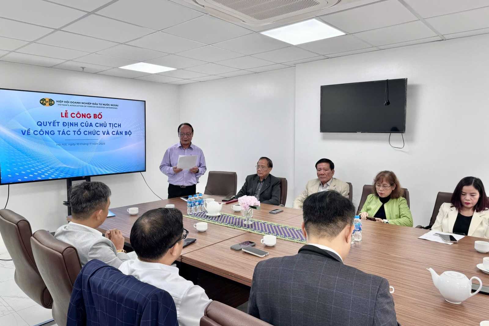 VAFIE trao quyết định thành lập Ban Pháp chế và hoàn thiện nhân sự lãnh đạo Ban Hợp tác Quốc tế