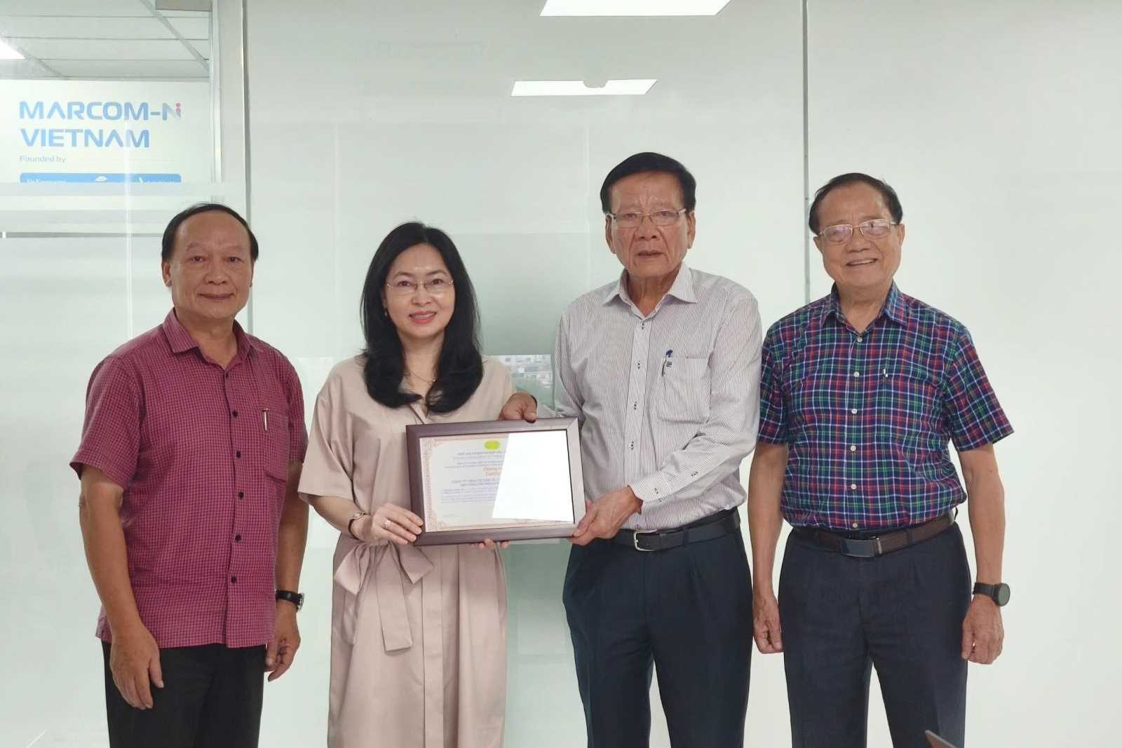 VAFIE trao chứng nhận hội viên cho ACAC