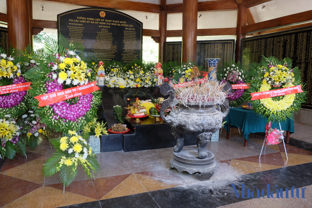 Hiệp hội Doanh nghiệp đầu tư nước ngoài và Tạp chí Nhà đầu tư dâng hương tại Khu di tích Ngã ba Đồng Lộc