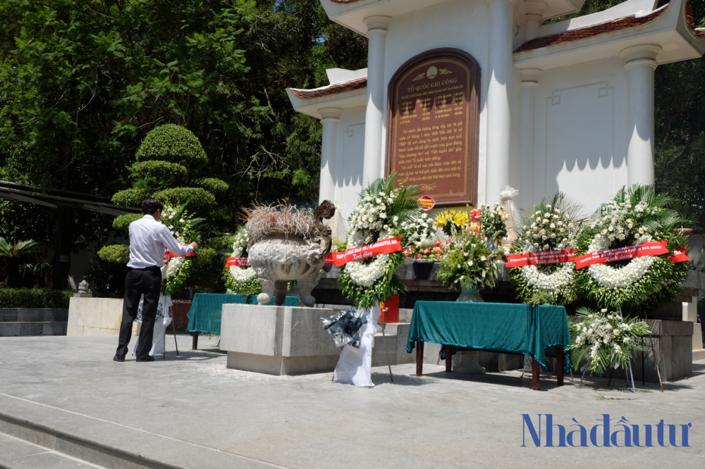 Hiệp hội Doanh nghiệp đầu tư nước ngoài và Tạp chí Nhà đầu tư dâng hương tại Khu di tích Ngã ba Đồng Lộc