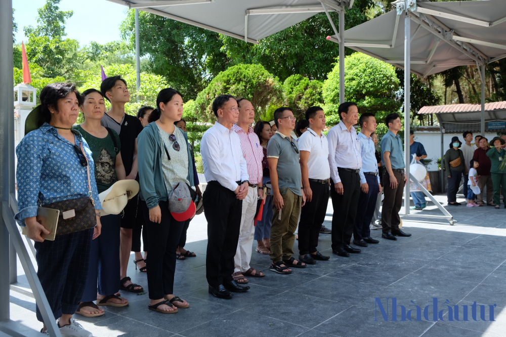 Hiệp hội Doanh nghiệp đầu tư nước ngoài và Tạp chí Nhà đầu tư dâng hương tại Khu di tích Ngã ba Đồng Lộc