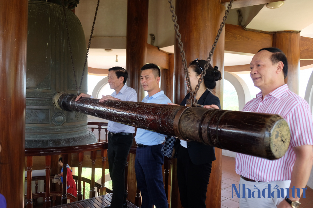 Hiệp hội Doanh nghiệp đầu tư nước ngoài và Tạp chí Nhà đầu tư dâng hương tại Khu di tích Ngã ba Đồng Lộc