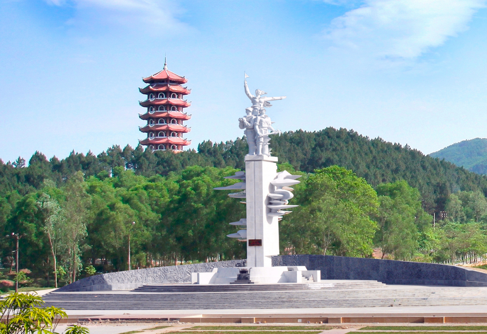 Hiệp hội Doanh nghiệp đầu tư nước ngoài và Tạp chí Nhà đầu tư dâng hương tại Khu di tích Ngã ba Đồng Lộc