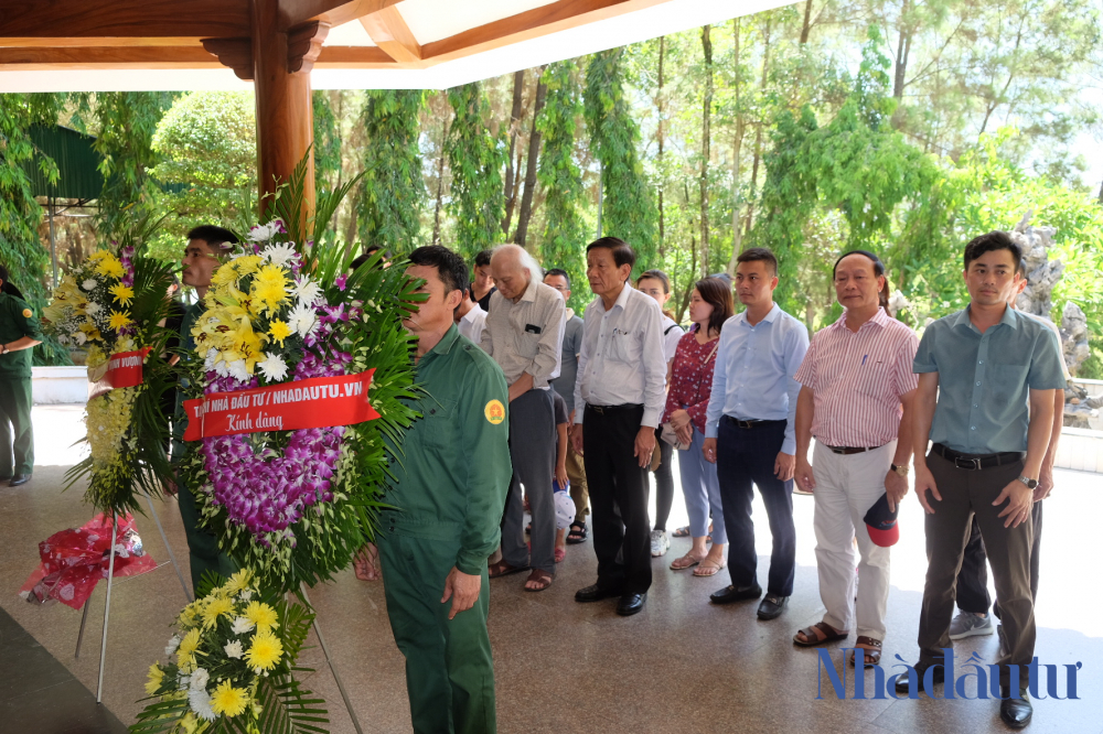 Hiệp hội Doanh nghiệp đầu tư nước ngoài và Tạp chí Nhà đầu tư dâng hương tại Khu di tích Ngã ba Đồng Lộc