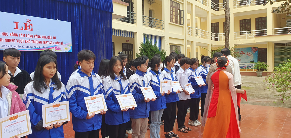 Tạp chí Nhà đầu tư trao 100 suất học bổng cho học sinh vượt khó học giỏi trường THPT số 2 Bắc Hà Tạp chí Nhà đầu tư trao 100 suất học bổng cho học sinh vượt khó học giỏi trường THPT số 2 Bắc Hà