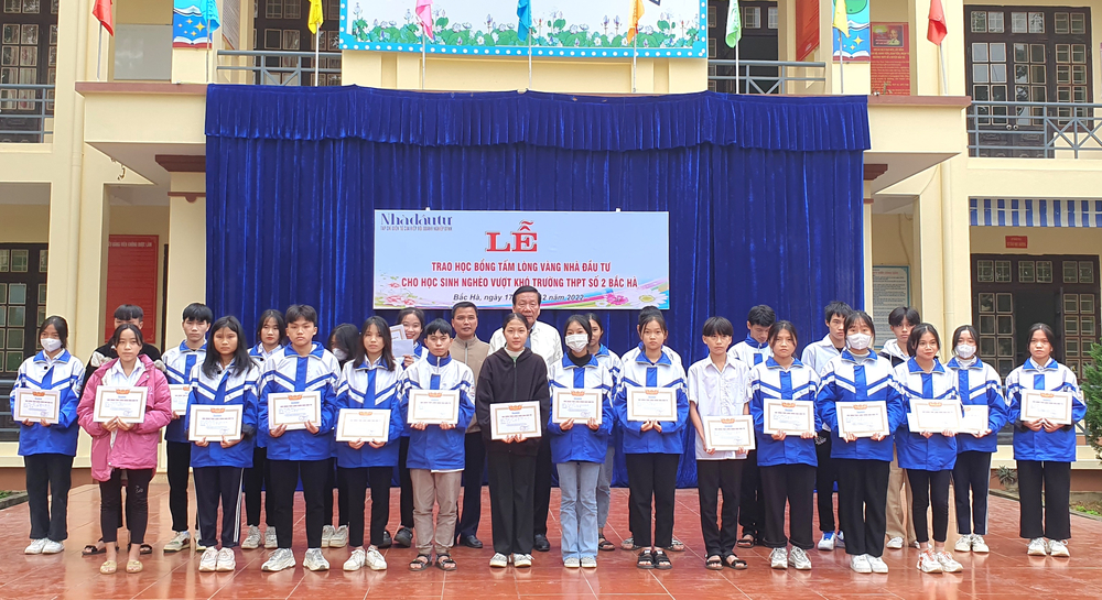Tạp chí Nhà đầu tư trao 100 suất học bổng cho học sinh vượt khó học giỏi trường THPT số 2 Bắc Hà Tạp chí Nhà đầu tư trao 100 suất học bổng cho học sinh vượt khó học giỏi trường THPT số 2 Bắc Hà