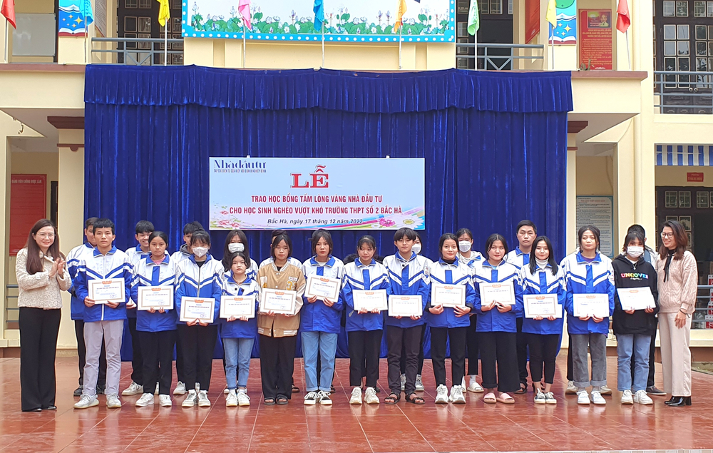 Tạp chí Nhà đầu tư trao 100 suất học bổng cho học sinh vượt khó học giỏi trường THPT số 2 Bắc Hà Tạp chí Nhà đầu tư trao 100 suất học bổng cho học sinh vượt khó học giỏi trường THPT số 2 Bắc Hà