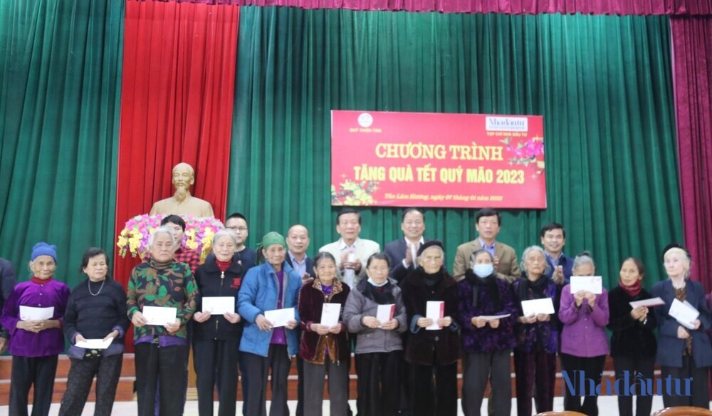 Tạp chí Nhà đầu tư và Quỹ Thiện Tâm trao 500 suất quà Tết cho người nghèo Hà Tĩnh Tạp chí Nhà đầu tư và Quỹ Thiện Tâm trao 500 suất quà Tết cho người nghèo Hà Tĩnh