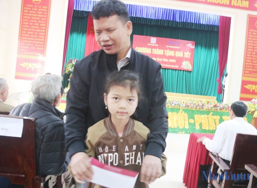 Tạp chí Nhà đầu tư và Quỹ Thiện Tâm trao 500 suất quà Tết cho người nghèo Hà Tĩnh Tạp chí Nhà đầu tư và Quỹ Thiện Tâm trao 500 suất quà Tết cho người nghèo Hà Tĩnh