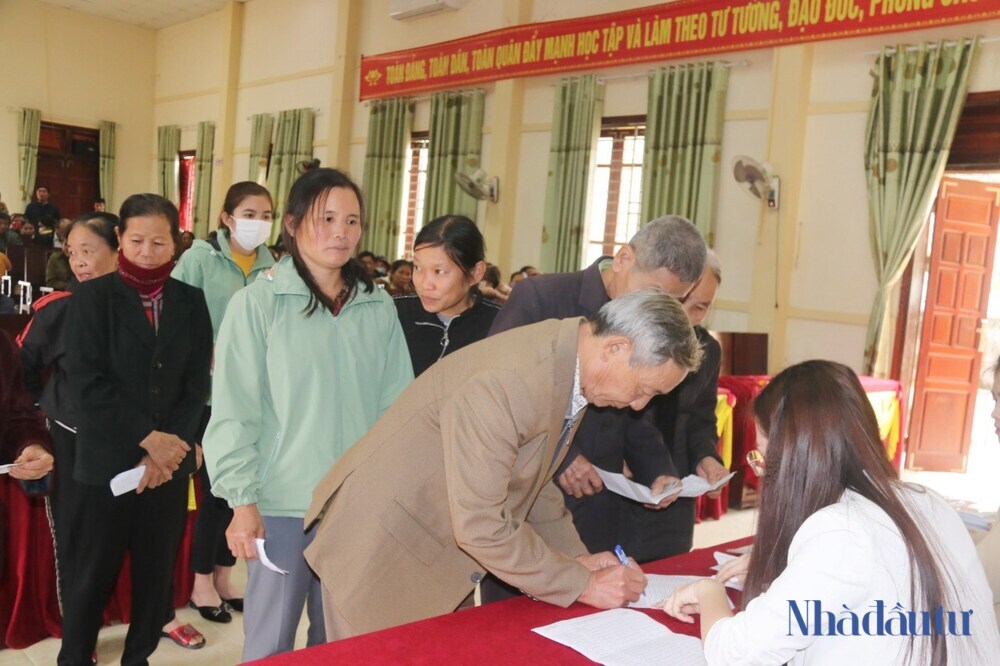 Tạp chí Nhà đầu tư và Quỹ Thiện Tâm trao 500 suất quà Tết cho người nghèo Hà Tĩnh Tạp chí Nhà đầu tư và Quỹ Thiện Tâm trao 500 suất quà Tết cho người nghèo Hà Tĩnh