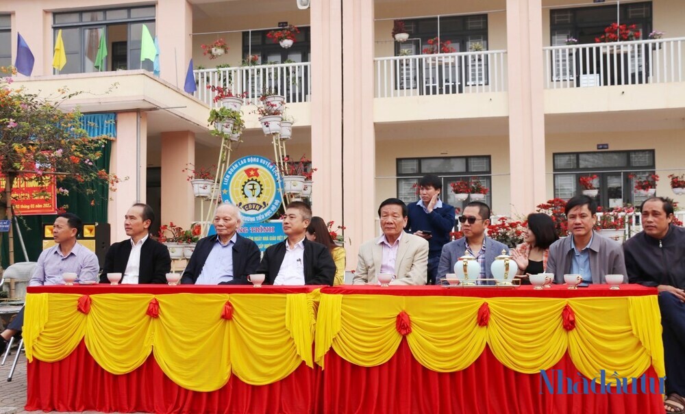 Đoàn công tác Tạp chí Nhà Đầu tư trao 100 triệu đồng học bổng tại Hà Tĩnh Đoàn công tác Tạp chí Nhà Đầu tư trao 100 triệu đồng học bổng tại Hà Tĩnh