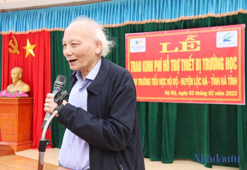 Đoàn công tác Tạp chí Nhà Đầu tư trao 100 triệu đồng học bổng tại Hà Tĩnh Đoàn công tác Tạp chí Nhà Đầu tư trao 100 triệu đồng học bổng tại Hà Tĩnh