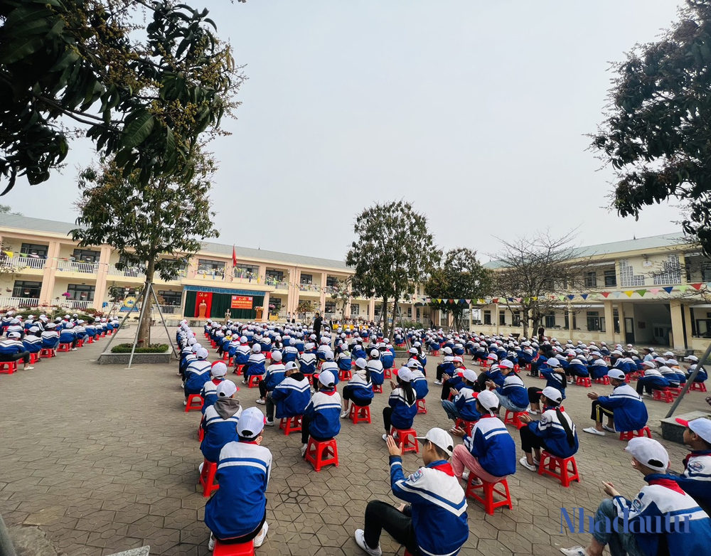 Đoàn công tác Tạp chí Nhà Đầu tư trao 100 triệu đồng học bổng tại Hà Tĩnh Đoàn công tác Tạp chí Nhà Đầu tư trao 100 triệu đồng học bổng tại Hà Tĩnh