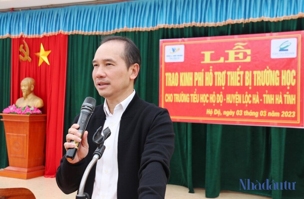 Đoàn công tác Tạp chí Nhà Đầu tư trao 100 triệu đồng học bổng tại Hà Tĩnh Đoàn công tác Tạp chí Nhà Đầu tư trao 100 triệu đồng học bổng tại Hà Tĩnh