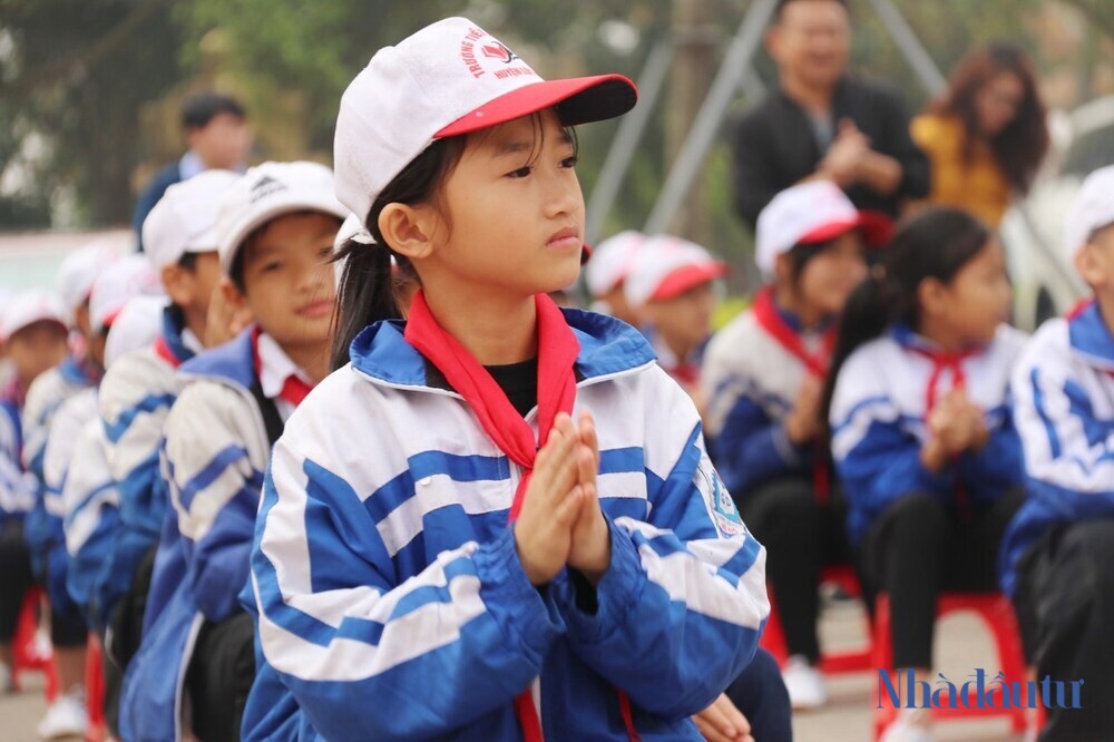 Đoàn công tác Tạp chí Nhà Đầu tư trao 100 triệu đồng học bổng tại Hà Tĩnh Đoàn công tác Tạp chí Nhà Đầu tư trao 100 triệu đồng học bổng tại Hà Tĩnh