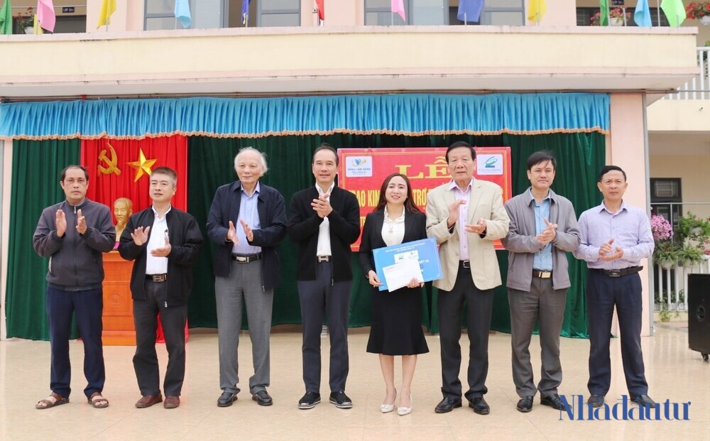 Đoàn công tác Tạp chí Nhà Đầu tư trao 100 triệu đồng học bổng tại Hà Tĩnh Đoàn công tác Tạp chí Nhà Đầu tư trao 100 triệu đồng học bổng tại Hà Tĩnh