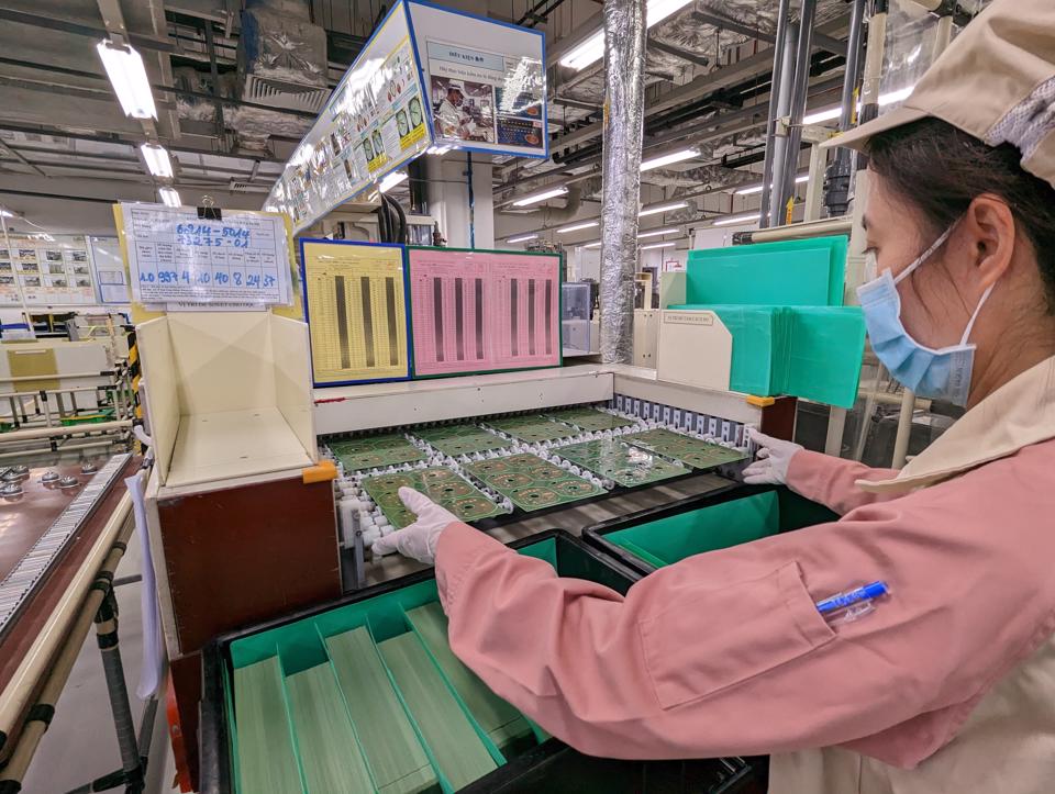 Không thể chậm chân trong thu hút FDI