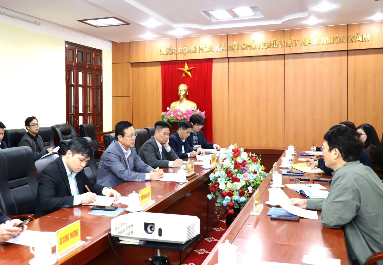 Quang cảnh buổi làm việc.
